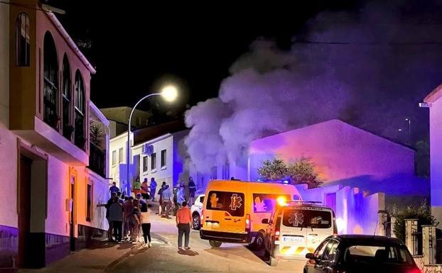 Tres jóvenes y un guardia civil rescatan a cinco personas atrapadas en el incendio de una vivienda