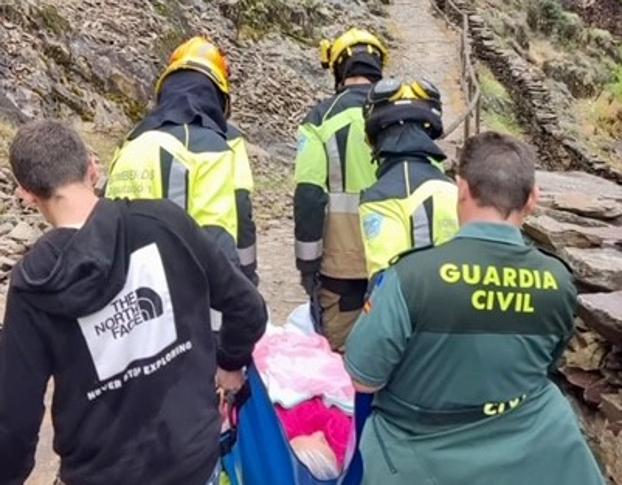 Guardias civiles y bomberos socorren a una senderista accidentada en El Gasco