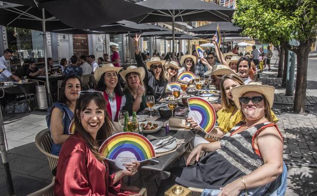 Badajoz se coloca la bandera arcoíris por Los Palomos