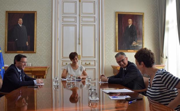 Gallardo y Quintana se reúnen con la ministra de Política Territorial para avanzar en la fusión