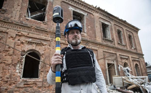 Emmanuel Durand, un especialista en tomografía tridimensional con láser, lleva dos semanas trabajando como voluntario./Z. A.