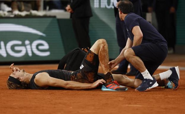 Zverev tiene «varios ligamentos desgarrados»