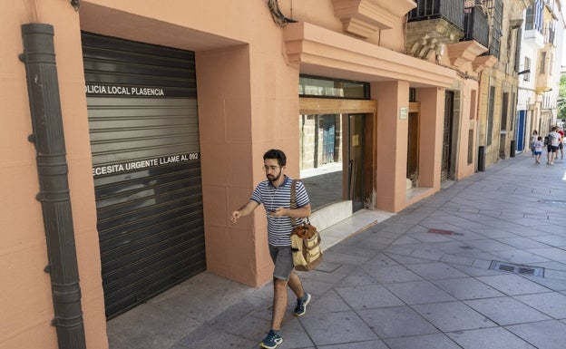 La oficina policial de la calle del Rey en Plasencia cierra al jubilarse los tres agentes que la atendían