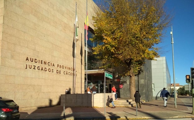 La fiscalía de Cáceres pide 12 años de cárcel a un acusado de abusar de una menor