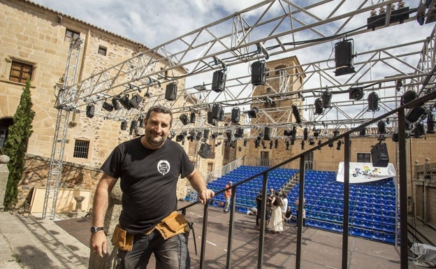 «No solo monto las obras de teatro, a veces actúo en ellas»