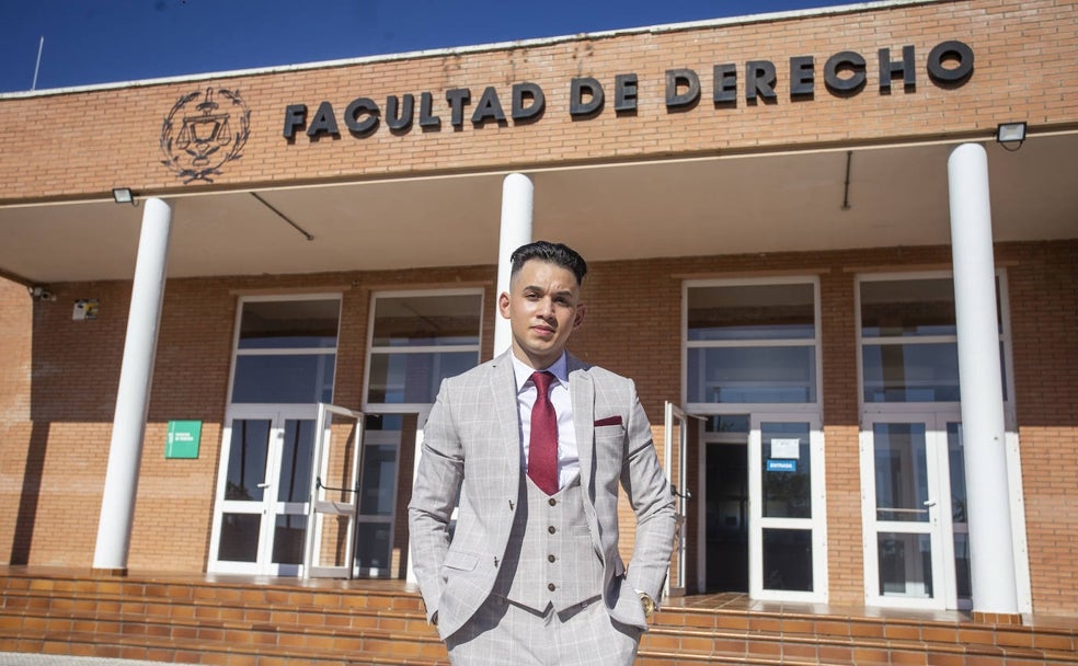 César Silva, primer gitano de Cáceres que se gradúa en la Universidad