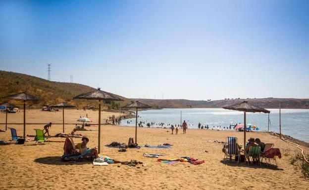 El fin de semana puede ser un buen momento para estrenar la bandera azul de la Playa Isla del Zújar, en Castuera./