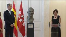 Ayuso presenta el busto de Felipe VI que encargó para homenajear su figura