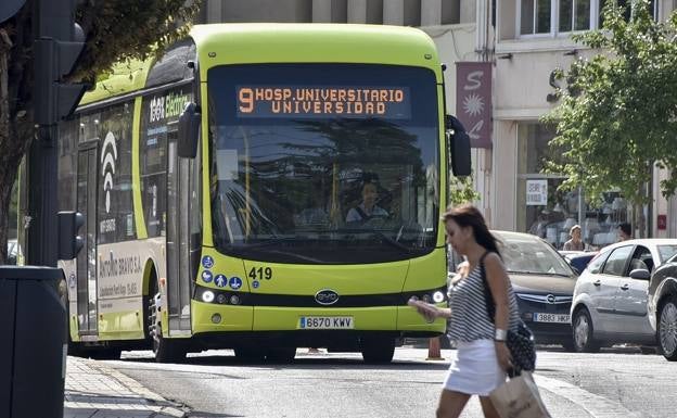 Los conductores de bus mantienen la huelga a cuatro días de la feria en Badajoz