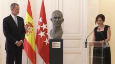 Díaz Ayuso presenta al Rey Felipe VI el busto homenaje en su honor