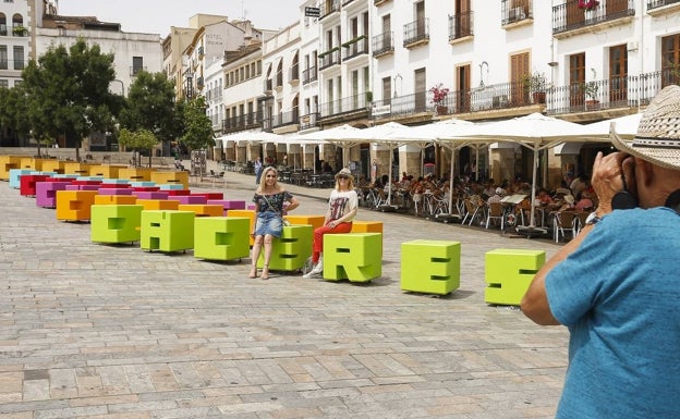 Las nuevas letras de Cáceres dan colorido a la Plaza hasta que se trasladen a los miradores