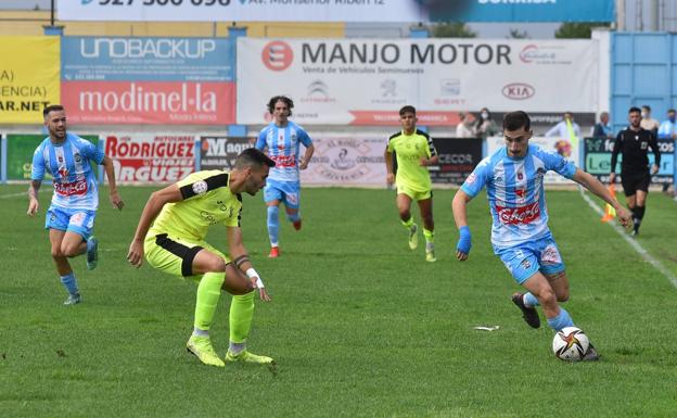 El Cacereño confía el gol al delantero Iván Fernández