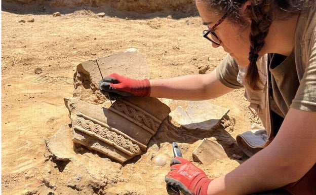 El yacimiento de Casas del Turuñuelo saca a la luz un segundo sarcófago y otra escalera