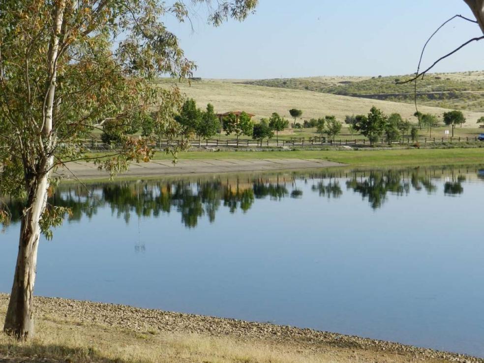 La playa de Peloche adelanta el final de la temporada de baños por el bajo nivel del agua del pantano