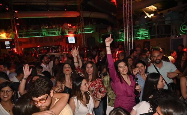 Gran ambiente en el ferial en la noche de San Juan