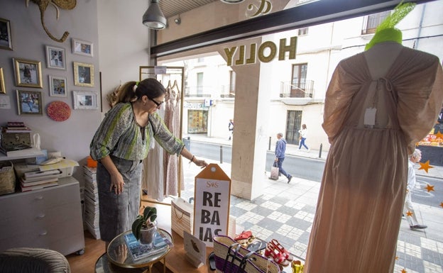 El adelanto de las rebajas de las grandes firmas arrastra a parte del comercio local de Cáceres