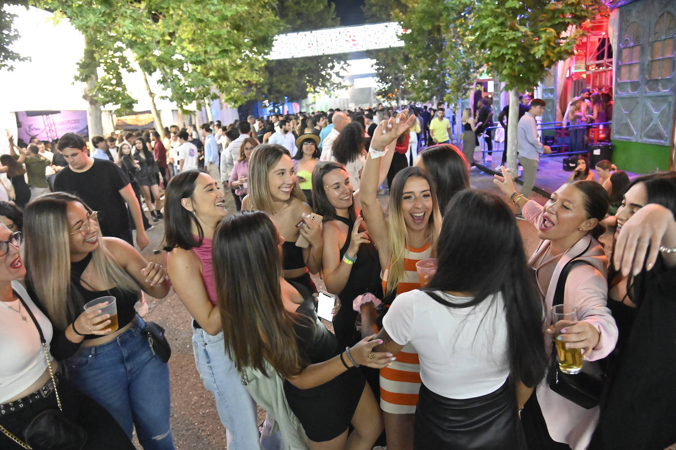 Gran ambiente en el ferial en la noche de San Juan