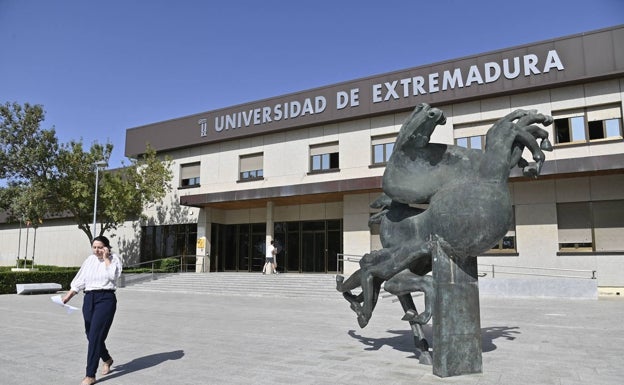 La UEx tendrá que hacer indefinidos a más de 230 profesores asociados con la nueva ley