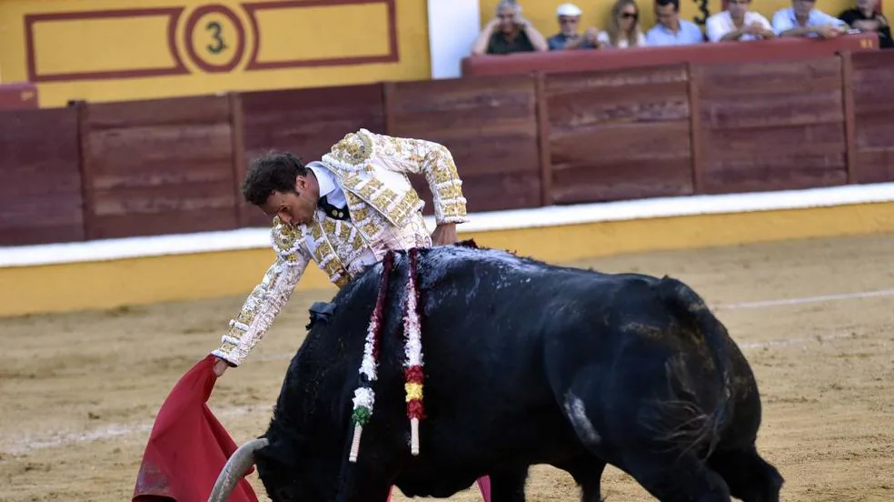 Dos orejas para Ferrera en un nuevo fiasco de Zalduendo en Badajoz