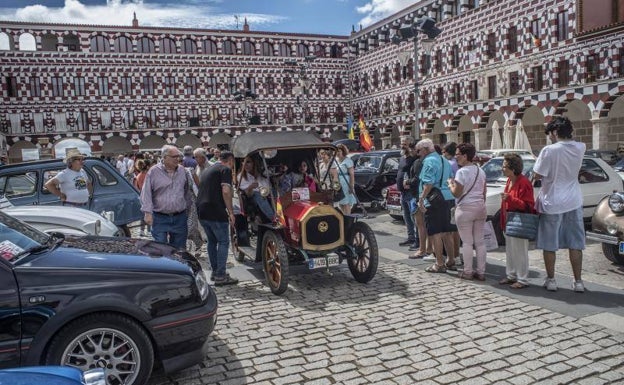 La Plaza Alta de Badajoz se convierte en un museo de vehículos clásicos