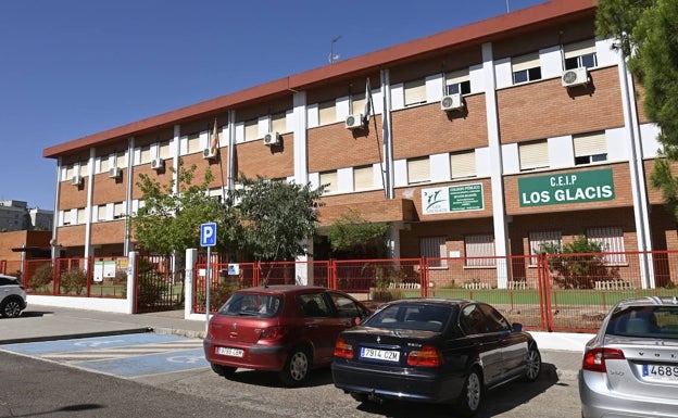 El Ayuntamiento de Badajoz pintará por completo ocho colegios de la ciudad este verano