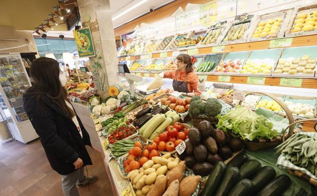 Casi la mitad del gasto de una familia extremeña se va en luz, gas, vivienda y comida