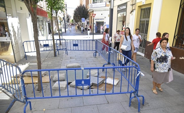 Un socavón abierto hace cuatro meses en la principal calle comercial del centro