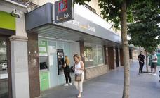 Unicaja cierra 24 oficinas bancarias en junio y la región ya pierde 40 este año