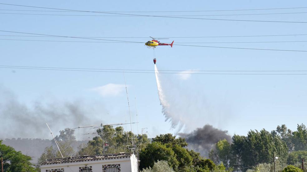 Medio aéreos y terrestres luchan contra un incendio en Plasencia