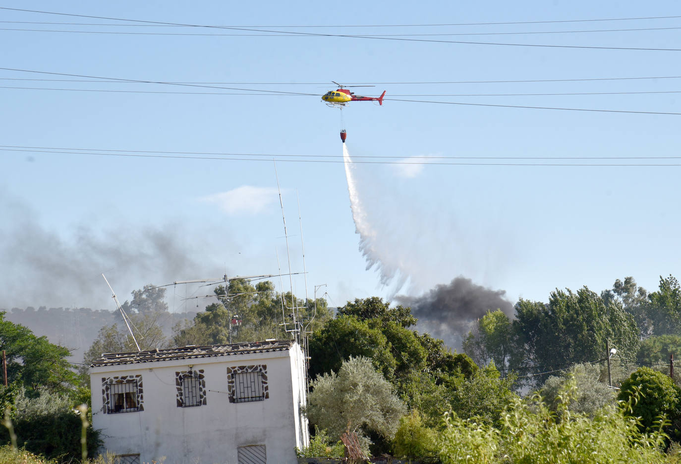 Medio aéreos y terrestres luchan contra un incendio en Plasencia