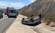 Un hombre y una mujer resultan heridos en una salida de vía con vuelco en Cañaveral
