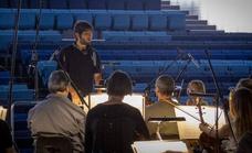 La Orquesta de Extremadura graba la música de una serie sobre Miguel Bosé