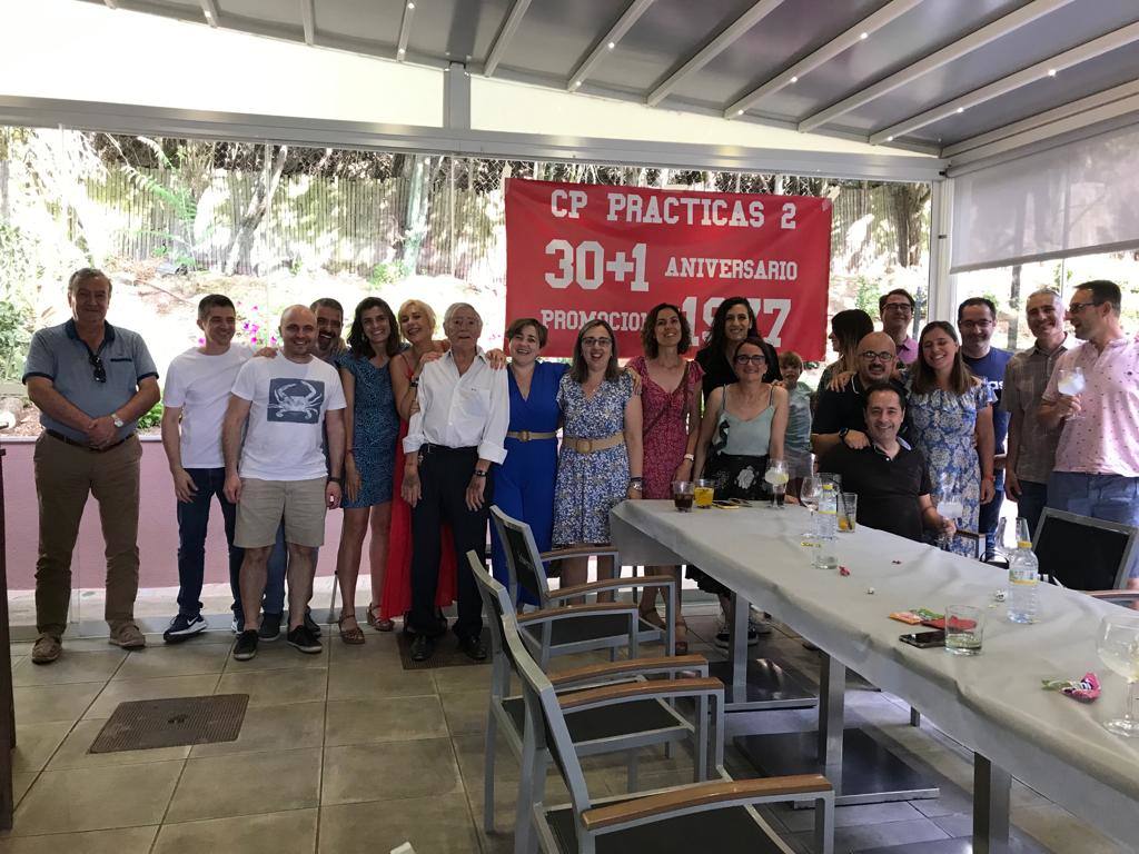 Cacerescaparate|Birretes al aire y alumnos que hicieron la EGB en Cáceres