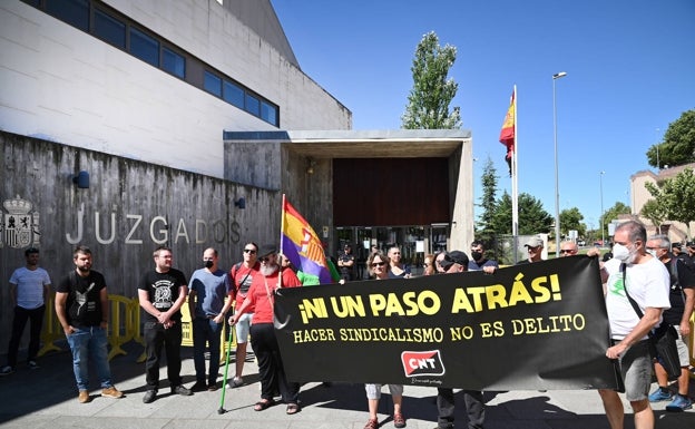 Aplazado el juicio a la trabajadora y al sindicalista acusados de 'tomarse la justicia por su mano' en Plasencia