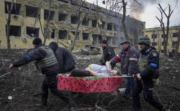 Ucrania denuncia otra fosa con 100 muertos en Mariúpol