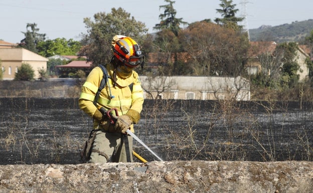 Apagan un incendio de pastos y otro de una vivienda en la zona del campus universitario de Cáceres