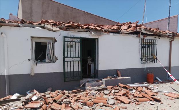 Dos heridos tras explosionar una bombona de butano en una vivienda de Casas de Miravete