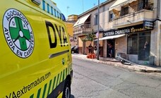 Un conductor choca contra una señal en Cáceres y resulta herido un hombre que desayunaba en una terraza