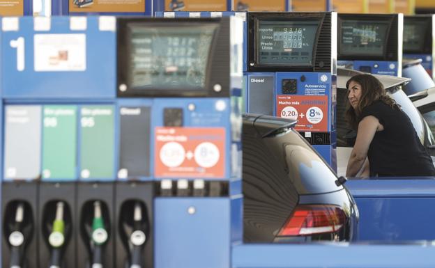 Repsol y Cepsa alargan el descuento en el precio de la gasolina este verano