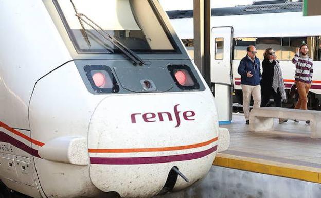 Muere un motorista tras ser arrollado por un tren que cubre el trayecto Madrid-Badajoz