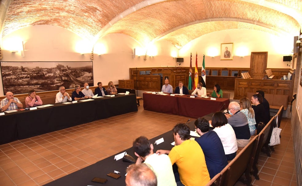 Plasencia pacta su decálogo del tren