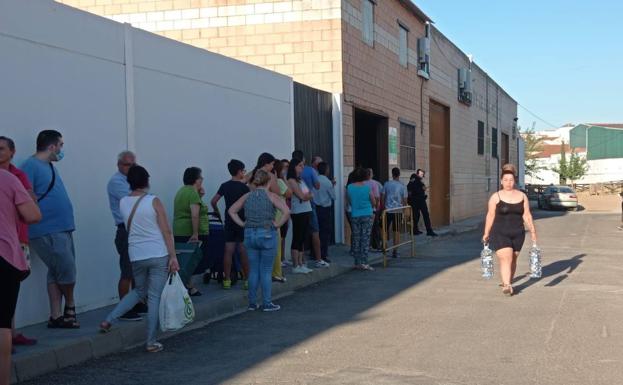 Ribera del Fresno reparte 8.000 litros de agua a sus vecinos por el bajo nivel de la presa de Los Molinos