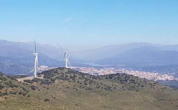 Image of the Plasencia wind farm with the Valle del Jerte in the background. 