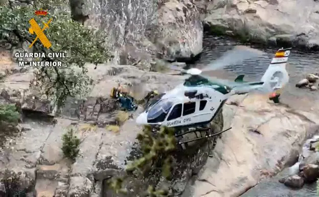 Rescatan en helicóptero a un barranquista herido en la garganta de la Hoz en La Vera