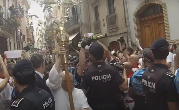 Policías locales de Badajoz, defendiendo a los concejales pamploneses atacados por la izquierda abertzale