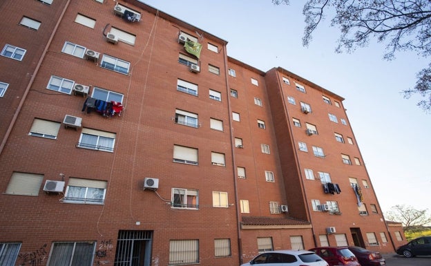 Heridas leves dos jóvenes al chocar su automóvil contra una pared