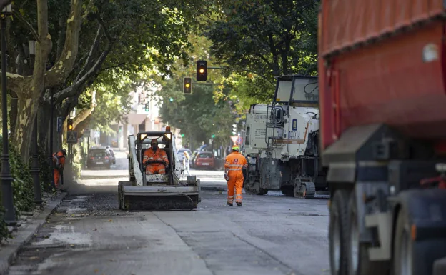 El Ayuntamiento de Cáceres recupera la campaña de asfaltado que se suspendió por la subida de precios en la construcción