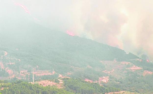 El primer gran incendio del verano obliga al desalojo de 250 vecinos de Las Hurdes