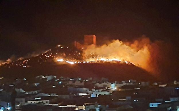 Susto nocturno en Feria por un incendio en las faldas del castillo