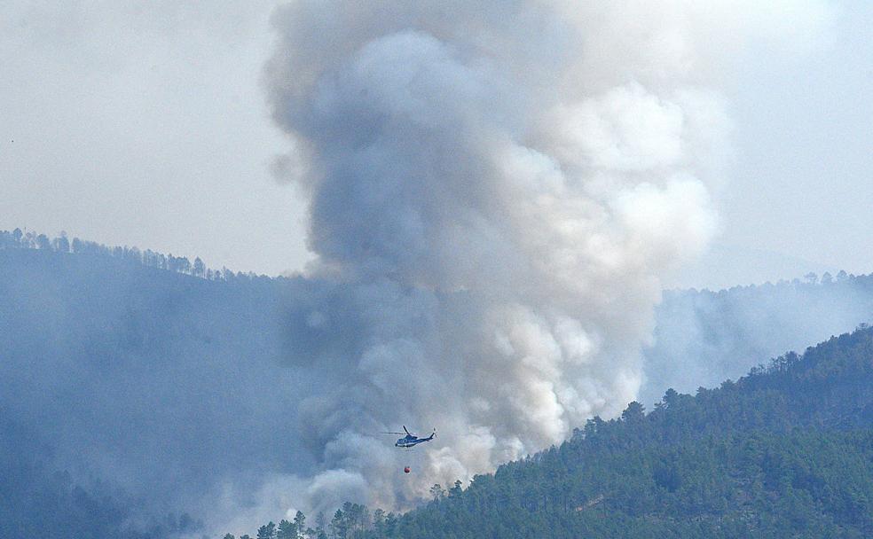 El operativo de extinción del incendio de Las Hurdes se centra hoy en la zona limítrofe con Salamanca